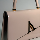 Bolso de Mano Beige V Dorada